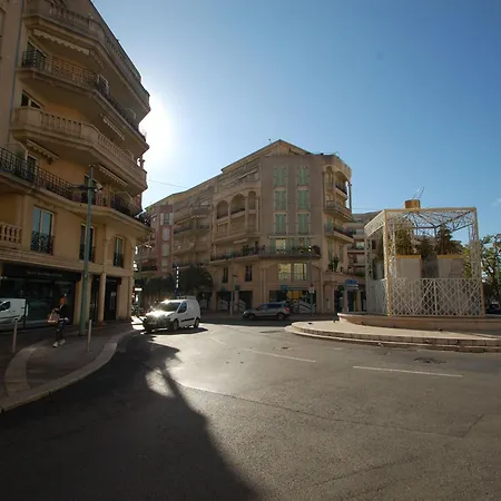 Grand 2p Face Avec Balcon, Parking, Piscine Et En Centre-ville A - Fr-1-196-284 Lejlighed Menton