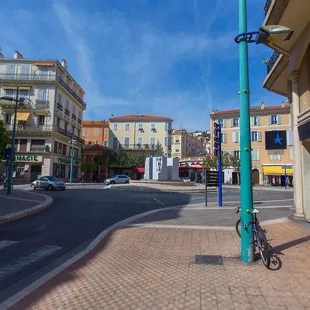 Grand 2p Face Avec Balcon, Parking, Piscine Et En Centre-ville A - Fr-1-196-284 Μεντόν