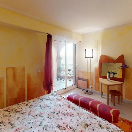 Grand 2p Face Avec Balcon, Parking, Piscine Et En Centre-ville A - Fr-1-196-284 Lejlighed *